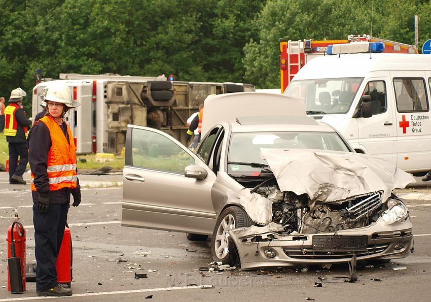 Schwerer Unfall mit Reisebus Lohmar Donrather Dreieck P186.JPG